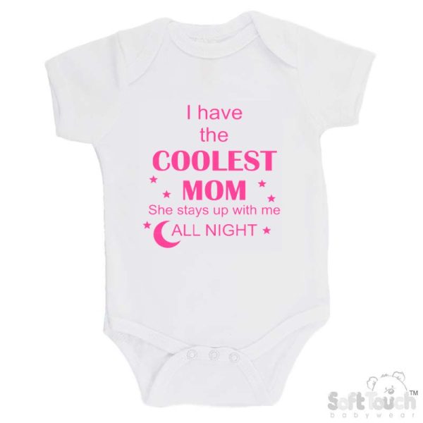 BS4650 Rompertje wit bedrukt met de tekst "I have the coolest mom She stays up with me all night" in verschillende lieve kleurtjes. - Afbeelding 2