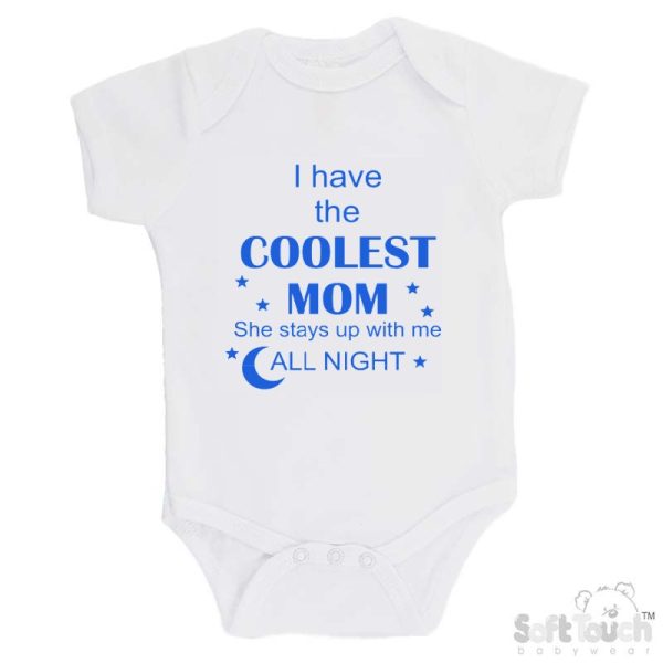 BS4650 Rompertje wit bedrukt met de tekst "I have the coolest mom She stays up with me all night" in verschillende lieve kleurtjes. - Afbeelding 3