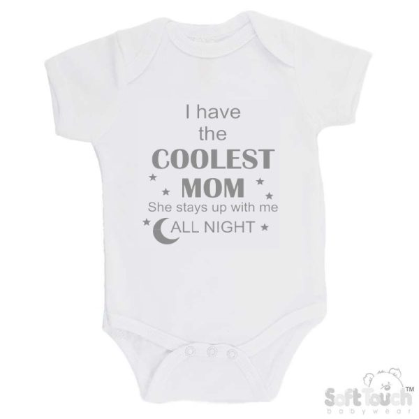 BS4650 Rompertje wit bedrukt met de tekst "I have the coolest mom She stays up with me all night" in verschillende lieve kleurtjes. - Afbeelding 4