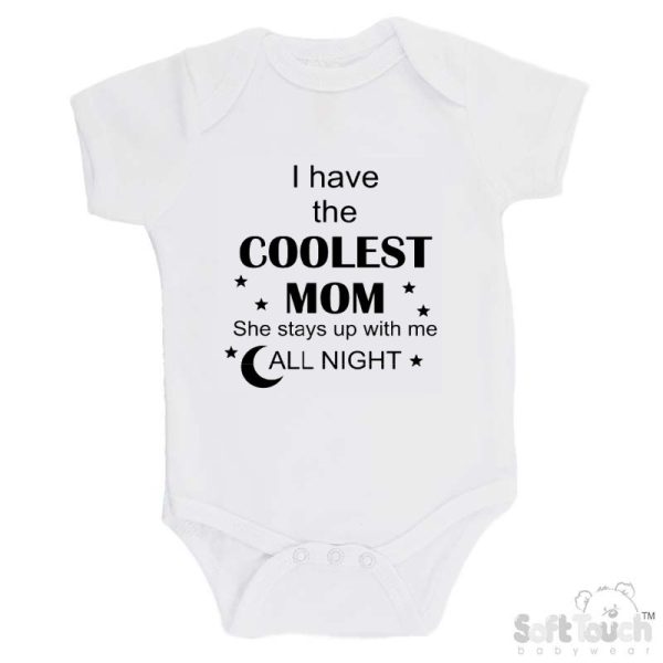 BS4650 Rompertje wit bedrukt met de tekst "I have the coolest mom She stays up with me all night" in verschillende lieve kleurtjes.
